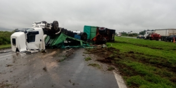 Un conductor salió ileso tras un impactante vuelco: autopista cortada