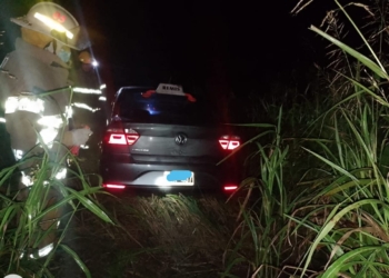 Un auto despistó y terminó contra las vías en Barrancas