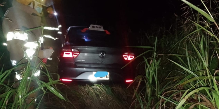 Un auto despistó y terminó contra las vías en Barrancas