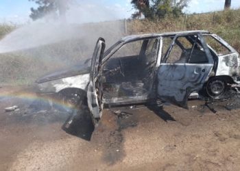 Un joven bajó a tiempo de un auto que ardió en llamas en San Genaro