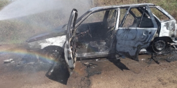 Un joven bajó a tiempo de un auto que ardió en llamas en San Genaro