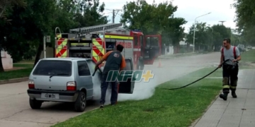 Ardió un automóvil en Oliveros: los bomberos sofocaron el fuego