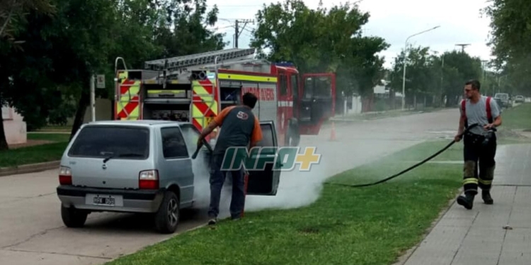 Ardió un automóvil en Oliveros: los bomberos sofocaron el fuego