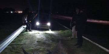 Un auto dio un giro en autopista e impactó contra el cantero central 