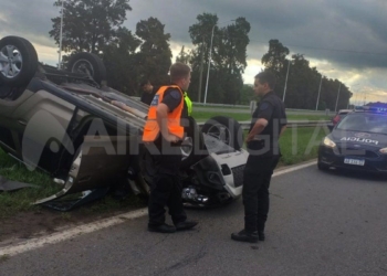 Choque y vuelco en autopista: cuatro personas resultaron heridas