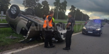 Choque y vuelco en autopista: cuatro personas resultaron heridas