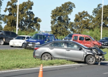 Tres autos chocaron en cadena sobre autopista y una persona resultó herida