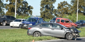 Tres autos chocaron en cadena sobre autopista y una persona resultó herida