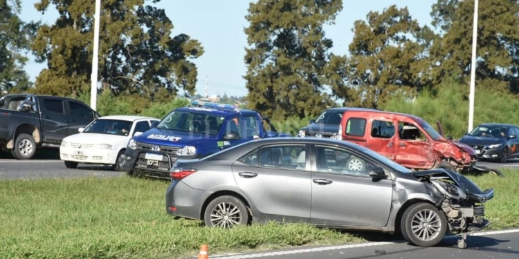 Tres autos chocaron en cadena sobre autopista y una persona resultó herida