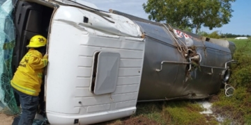 Un camión volcó y su conductor quedó atrapado: fue rescatado por bomberos