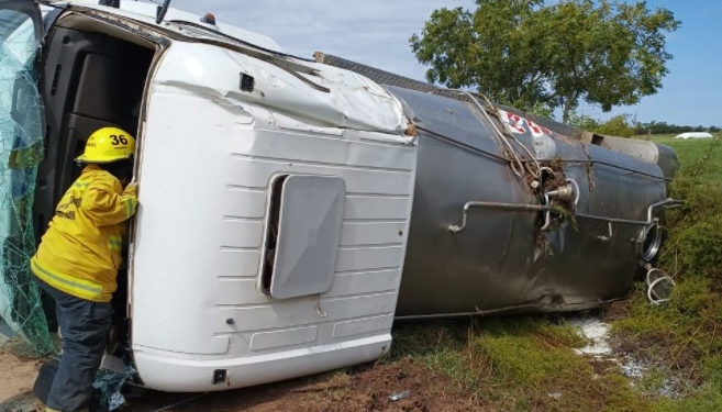 Un camión volcó y su conductor quedó atrapado: fue rescatado por bomberos