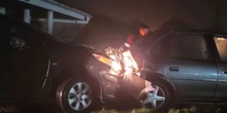 Dos autos chocaron por alcance en autopista y una joven resultó herida