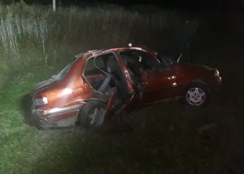 Un auto con una familia a bordo despistó en Ruta 65 y una persona quedó atrapada
