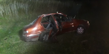 Un auto con una familia a bordo despistó en Ruta 65 y una persona quedó atrapada