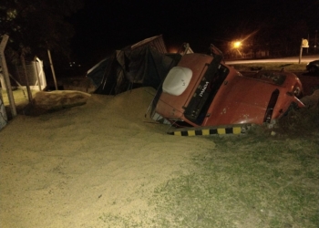 Un camión cayó a una cuneta y chocó contra una alcantarilla en Gálvez