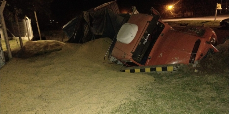 Un camión cayó a una cuneta y chocó contra una alcantarilla en Gálvez