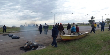 Pescadores levantaron los piquetes pero sigue la tensión: habrá nueva asamblea