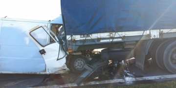 Un camionero de Barrancas sufrió un accidente en autopista: un hombre grave