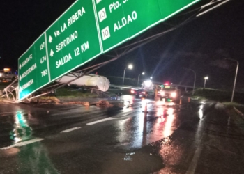 Un camión derribó un cartel y volcó sobre autopista: hay demoras