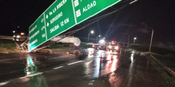 Un camión derribó un cartel y volcó sobre autopista: hay demoras