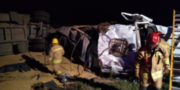 Un camionero se durmió y volcó entre San Genaro y Díaz: fue rescatado con heridas