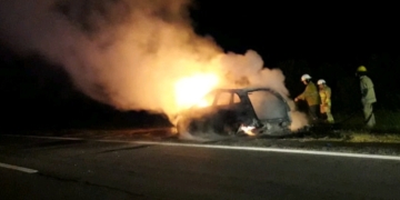 Un auto ardió en llamas mientras viajaba por autopista en Arocena