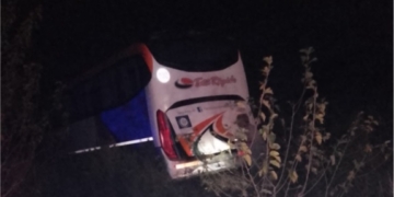 Despiste del colectivo Tata Rápido en Timbúes: dos pasajeros sufrieron fracturas
