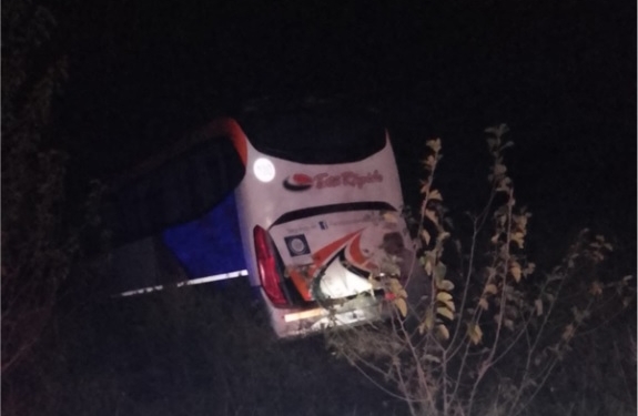 Despiste del colectivo Tata Rápido en Timbúes: dos pasajeros sufrieron fracturas