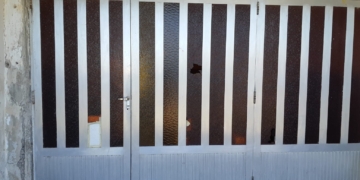 Vandalismo en Maciel: 6 menores aprehendidos por romper vidrios de un portón