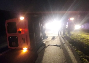 Una traffic con dos personas volcó sobre autopista a la altura de San Fabián