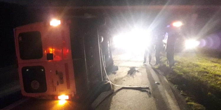 Una traffic con dos personas volcó sobre autopista a la altura de San Fabián