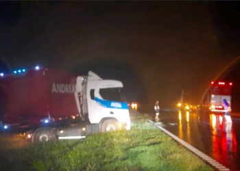 Un camión despistó en Monje sobre autopista y quedó en el cantero central