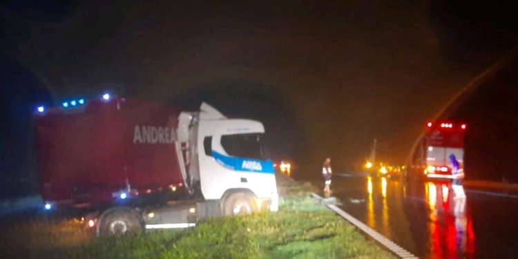 Un camión despistó en Monje sobre autopista y quedó en el cantero central