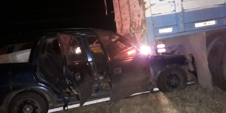 Un auto chocó contra un camión en Ruta 65: dos heridos