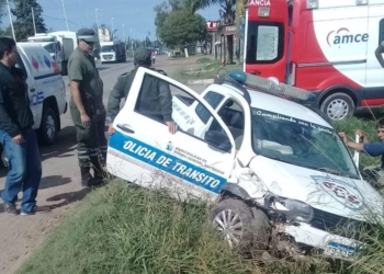Impresionante choque en Ruta 11: un vehículo oficial terminó en una zanja