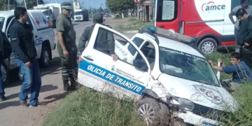 Impresionante choque en Ruta 11: un vehículo oficial terminó en una zanja