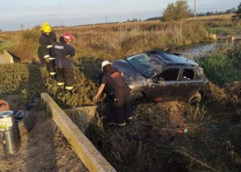 Impactante vuelco en Ruta 65: un auto cayó a un canal