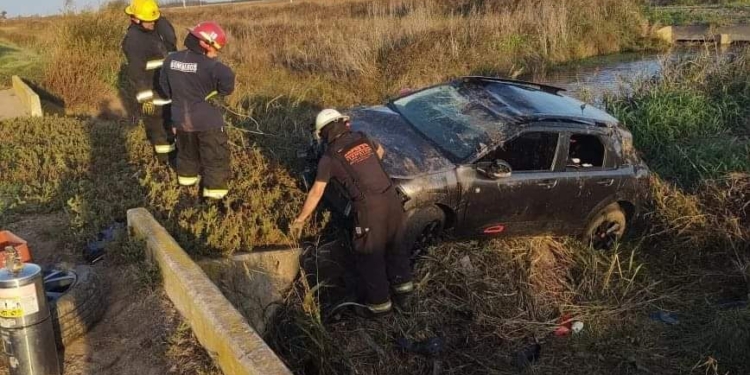 Impactante vuelco en Ruta 65: un auto cayó a un canal