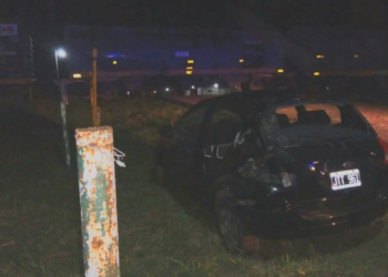 Choque en las vías: un vecino de Andino impactó su auto con el tren
