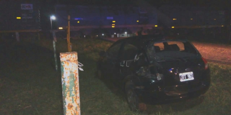 Choque en las vías: un vecino de Andino impactó su auto con el tren