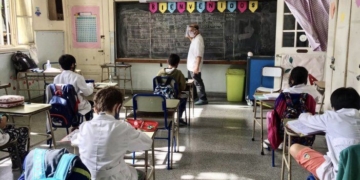 Evalúan sumar una hora más de clases en escuelas primarias de todo el país