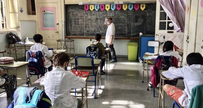Evalúan sumar una hora más de clases en escuelas primarias de todo el país