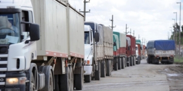 Estiman que llegarán 900 mil camiones con soja a la región por la Cosecha Gruesa
