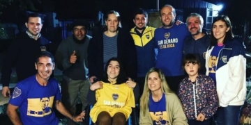 San Genaro: la peña de Boca Juniors entregó una silla de ruedas a una joven
