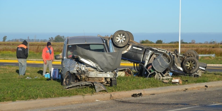 Impactante choque y vuelco con heridos en el cruce de rutas 80 y 10