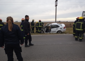 Quedó atrapado y fue rescatado al colisionar su auto contra un camión en Ruta 91