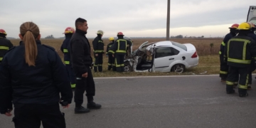Quedó atrapado y fue rescatado al colisionar su auto contra un camión en Ruta 91