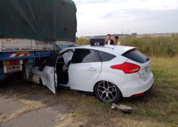 Un auto se metió debajo de un camión sobre autopista, en Arocena