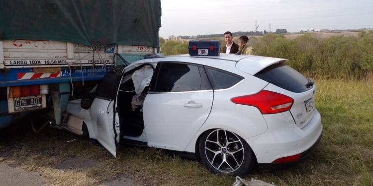 Un auto se metió debajo de un camión sobre autopista, en Arocena