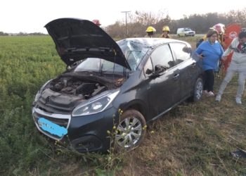 Un auto despistó entre San Genaro y Díaz: dos heridos